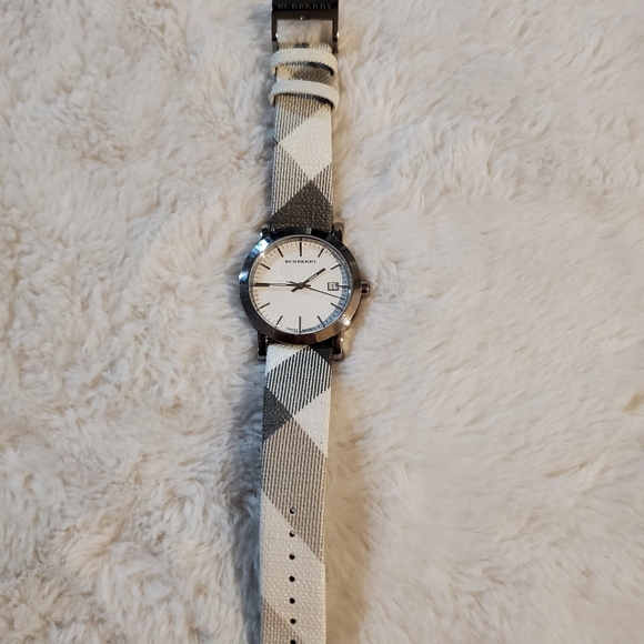 Burberry
Smoked Check Round Ladies Watch
Model BU1 - Picture 2 of 4